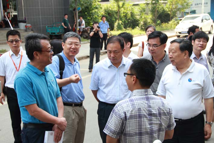 国家科学技术奖励工作办公室专家组专家 及武汉大学对地观测与导航技术创新团队成员 与卓越科技董事长曹民先生正进行亲切地交流